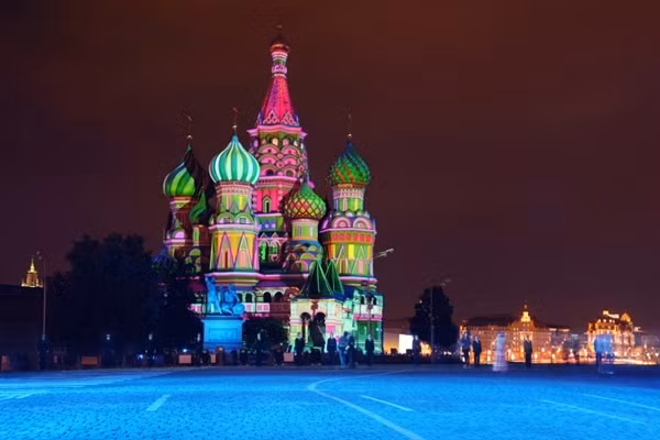 5. Nhà thờ thánh Vasily, Nga Nhà thờ nằm trên Quảng trường Đỏ ở Moscow. Đối với nhiều người, Thánh Basil là một biểu tượng của nước Nga. Nhà thờ được xây dựng theo lệnh của Sa hoàng Nga Ivan the Terrible để đánh dấu chiến thắng quân sự của ông.