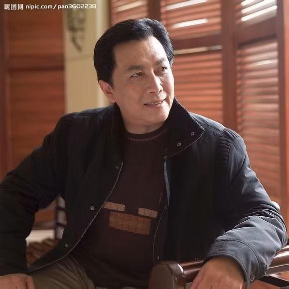 Năm chuẩn bị khởi quay "Tam Quốc" cũng là năm sự nghiệp của Đường Quốc Cường đang ở bờ vực thẳm. Ban đầu, đoàn làm phim đến tìm và muốn ông vào vai Chu Du - đối thủ của Gia Cát, đô đốc quân Ngô. Tuy nhiên, hóa trang kiểu gì cũng không thấy giống Chu Du. Thế là, nhà sản xuất quyết định để ông đóng Gia Cát.