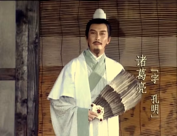 Nói về cảnh phim "Mượn gió Đông", đây là cảnh khá quan trọng, làm nổi bật khả năng thần cơ diệu toán cùng trí tuệ của Gia Cát Khổng Minh. Cảnh "Mượn gió Đông" nằm ở tập 38 trong phim. Trường quay đặt tại Vô Tích. Lúc quay phim cũng là lúc trời rét đậm. Sương sớm bao phủ Thái hồ mờ ảo, nhiệt độ rút xuống dưới âm, gió thổi những lá cờ bay phấp phới.