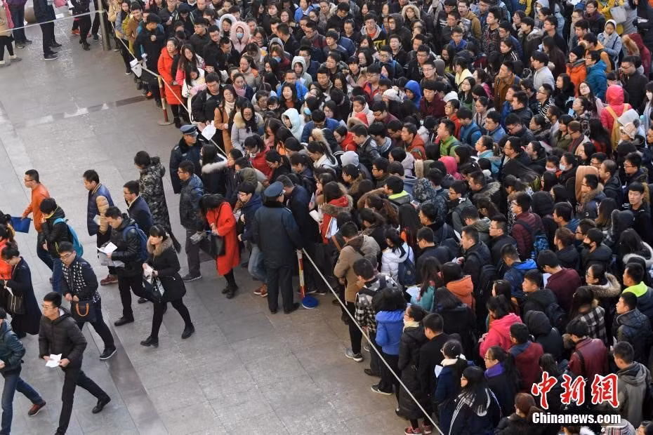  Kỳ thi công chức ở Trung Quốc vừa diễn ra hôm 27/11. Kỳ thi năm nay được tổ chức tại hơn 900 địa điểm ở 31 tỉnh thành.