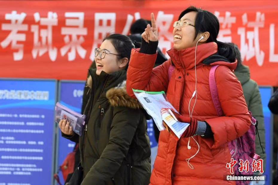Công việc trong các cơ quan nhà nước ở Trung Quốc được gọi là "bát cơm sắt", ngụ ý sự đảm bảo việc làm cả đời, thu nhập, lương hưu ổn định và cơ hội "thăng quan tiến chức".