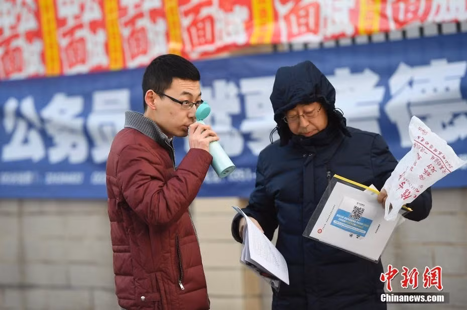 9.837 thí sinh cùng cạnh tranh một vị trí tại Văn phòng Trung ương đảng Dân Minh, một trong 8 đảng tham chính thông qua hiệp thương chính trị với đảng Cộng sản Trung Quốc. Kỷ lục này vượt qua kỷ lục năm 2013 với một vị trí thu hút 9.411 người dự thi.