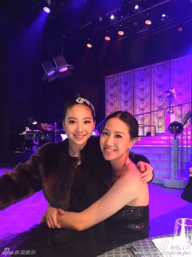 Uông Thi Thi chụp ảnh cùng con gái sau sự kiện. Bà xã Chân Tử Đan dù không còn trẻ, lại qua hai lần sinh nhưng vẫn giữ được nét đẹp thanh xuân. Trong showbiz, ông vua võ thuật có tiếng nể và sợ vợ. Toàn bộ thù lao đóng phim của anh đều đưa cho vợ quản lý. Kết hôn chớp nhoáng sau 3 tháng hẹn hò, Chân Tử Đan thừa nhận "sự sốc nổi năm nào là quyết định đúng đắn nhất cuộc đời tôi".