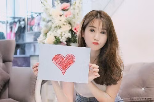 Hiện tại, danh tính bạn trai Ngọc Trinh vẫn là câu hỏi đối với nhiều người. Trước đó vài tháng, “nữ hoàng nội y” khiến cộng đồng mạng khuynh đảo khi hay tin cô và vị đại gia “đường ai nấy đi” sau khoảng thời gian 8 năm gắn bó.