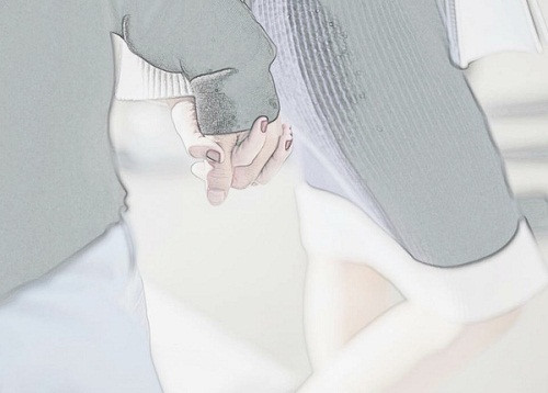 Hình ảnh đôi bàn tay nắm chặt và dòng trạng thái của Ngọc Trinh thu hút hơn 14.000 lượt bày tỏ cảm xúc, chia sẻ từ cư dân mạng.