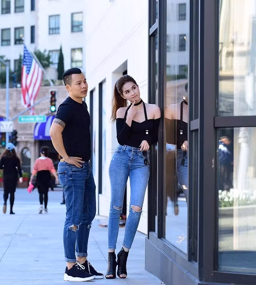 Trước những ồn ào từ cộng đồng mạng đoán già đoán non về tình nhân mới, Ngọc Trinh hiện vẫn giữ thái độ im lặng. Riêng Linh Chi – đàn em thân thiết của “nữ hoàng nội y” lên tiếng khẳng định, chuyện Ngọc Trinh có người yêu mới là thật. “Bà có tình yêu mới. Bà vui lại rồi đấy... Thương lắm Ngọc Trinh của em. Yêu thương luôn đong đầy. Và rồi em cũng sẽ có tình yêu và hạnh phúc thế thôi phải không chị hai?" – Linh Chi chia sẻ trên trang facebook. Đồng thời cô cũng tiết lộ với cộng đồng mạng rằng người yêu của Ngọc Trinh không phải Vũ Tiệp Khắc.