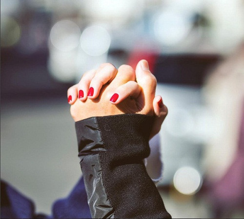 Sở dĩ dòng trạng thái mới cập nhật của “nữ hoàng nội y” gây sự chú ý, bởi trước đó, Ngọc Trinh liên tiếp cập nhật những status buồn bã về tình cảm và chia sẻ mang tính thấu hiểu tâm lý, cách ứng xử của đàn ông. Một dòng trạng thái khoe khéo tình nhân mới của cô như làn gió mới liền trở thành đề tài bàn tán của cộng đồng mạng và những người hâm mộ. “Em đoán là anh Tiệp chắc luôn. Vì anh Tiệp mặc áo đen cũng ở Nhật Bản với chị nữa. Chị với anh Tiệp hạnh phúc nhé” – facebooker Gia Huy bày tỏ.