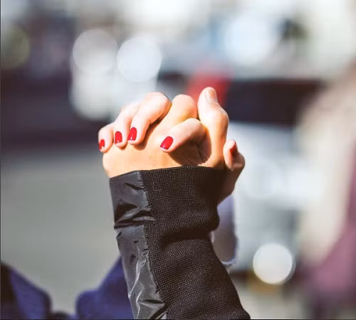 Sở dĩ dòng trạng thái mới cập nhật của “nữ hoàng nội y” gây sự chú ý, bởi trước đó, Ngọc Trinh liên tiếp cập nhật những status buồn bã về tình cảm và chia sẻ mang tính thấu hiểu tâm lý, cách ứng xử của đàn ông. Một dòng trạng thái khoe khéo tình nhân mới của cô như làn gió mới liền trở thành đề tài bàn tán của cộng đồng mạng và những người hâm mộ. “Em đoán là anh Tiệp chắc luôn. Vì anh Tiệp mặc áo đen cũng ở Nhật Bản với chị nữa. Chị với anh Tiệp hạnh phúc nhé” – facebooker Gia Huy bày tỏ.