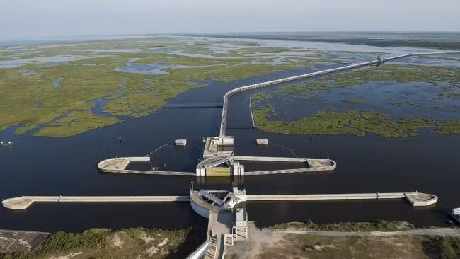  New Orleans, Mỹ: Một trong những tên cướp biển nổi tiếng nhất là Jean LaFitte, người Pháp. Jean cùng anh trai là cơn ác mộng của những người đi biển. Người ta đồn rằng Jean giàu đến nỗi hắn phải chôn đi rất nhiều của cải quanh New Orleans, từ bờ Contraband Bayou đến đảo Jefferson.