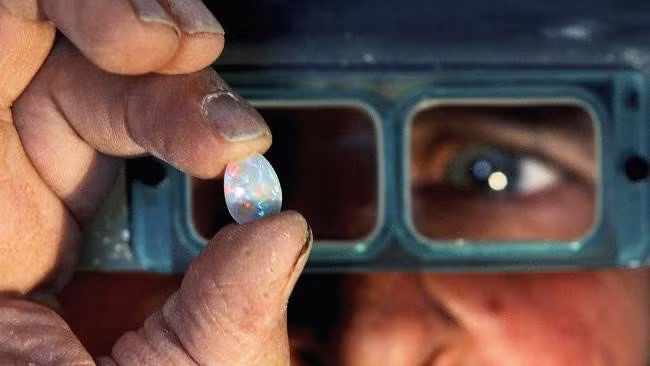  Coober Pedy, Nam Australia: Australia là nơi có 100% số đá opal trên thế giới. Một trong những mỏ opal lớn nhất là Coober Pedy, nằm giữa Adelaide và Alice Springs. Hiện chỉ 10% số opal ở đây được khai thác.