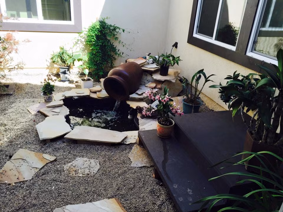 Những khi có thời gian, anh tự đi mua đồ sửa sang, làm mái hiên cho vườn.