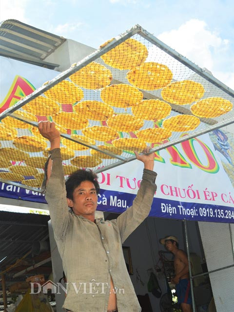 Chuối sau khi ép sẽ được đặt lên vỉ có kích thước 0,8m x 1,8m chứa khoảng 36 khuôn chuối.