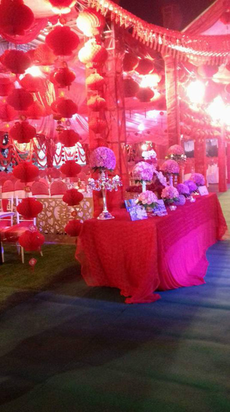 Chị cho biết: “Đám cưới vừa được diễn ra vào sáng ngày hôm qua. Đây là đám cưới của một gia đình cả bố mẹ hai bên đều rất yêu thương con, muốn để lại một ấn tượng tốt đẹp cho hai con trong ngày trọng đại nên mới nghĩ ra làm lễ cưới theo phong cách truyền thống”.