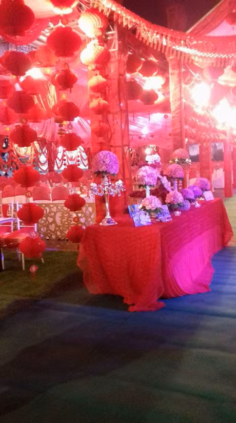 Chị cho biết: “Đám cưới vừa được diễn ra vào sáng ngày hôm qua. Đây là đám cưới của một gia đình cả bố mẹ hai bên đều rất yêu thương con, muốn để lại một ấn tượng tốt đẹp cho hai con trong ngày trọng đại nên mới nghĩ ra làm lễ cưới theo phong cách truyền thống”.