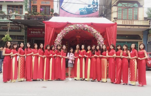 Đây không phải lần đầu tiên xuất hiện những thông tin về đám cưới siêu hoành tráng, gây xôn xao dư luận. Còn nhớ, cách đó không lâu mạng xã hội cũng từng lan truyền hình ảnh về đám cưới được cho tiêu tốn 10 tỷ ở Hưng Yên. Thế nhưng, khi xác minh thực sự chi phí cho đám cưới chỉ hết khoảng 1-2 tỷ đồng chứ không phải 10 tỷ đồng như nhiều người đồn đoán.