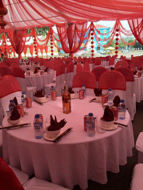 Nói thêm về công tác chuẩn bị đám cưới, vị nữ quản lý này cho biết: “Đám cưới được tổ chức với diện tích gần 3000m2 rạp, sức chứa gần 2000 khách, cùng với sự trang trí cầu kì, công phu. Công tác bài trí, trang trí mất khoảng 10 ngày. Chi phí đám cưới cho đến thời điểm này chúng tôi cũng chưa hạch toán xong nhưng cũng không quá tốn kém”. Trước nguồn tin nói rằng đám cưới này được tổ chức 2000 mâm cỗ, quản lý nhà hàng cho hay thông tin đó là sai sự thật: “Đám cưới hai gia đình gộp chung chỉ khoảng gần 200 mâm chứ không phải 2000 mâm cỗ như mọi người đồn đoán”.