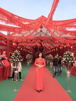Chị Kiều La trong vai trò lễ tân của đám cưới hoành tráng trên.