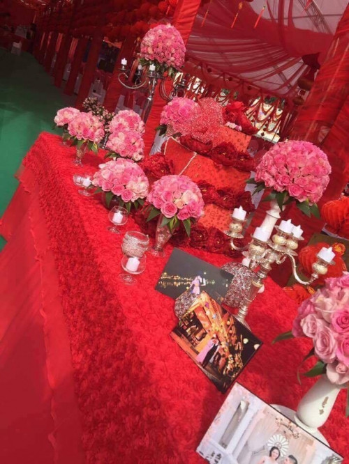 Facebook Kiều La (Lễ tân đám cưới), chị Kiều La xác nhận “Mình tham dự làm lễ tân cho đám cưới trên. Đây là lần đầu tiên mình thấy một đám cưới to như vậy. Tuy nhiên nó không phải 2000 mâm cỗ như dân mạng đưa". Chị Kiều La cho biết thêm, cô dâu, chú rể là con của hai nhà đại gia, một trong số đó là chủ của chuỗi siêu thị, kinh doanh làm ăn rất phát đạt, có tiếng trong tỉnh Bắc Kạn. Cô dâu hiện đang là sinh viên năm 2 của một trường Đại học dưới Hà Nội.