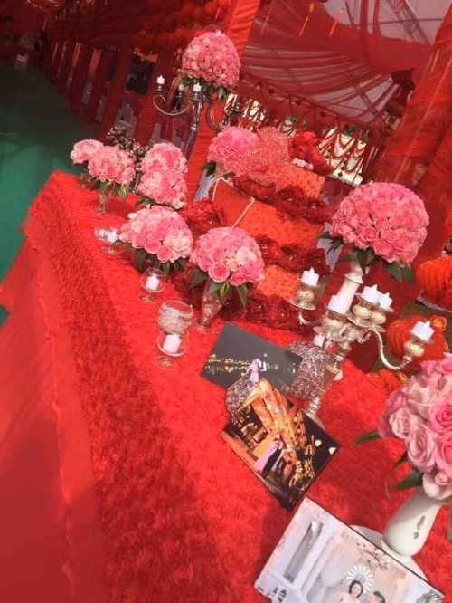 Facebook Kiều La (Lễ tân đám cưới), chị Kiều La xác nhận “Mình tham dự làm lễ tân cho đám cưới trên. Đây là lần đầu tiên mình thấy một đám cưới to như vậy. Tuy nhiên nó không phải 2000 mâm cỗ như dân mạng đưa". Chị Kiều La cho biết thêm, cô dâu, chú rể là con của hai nhà đại gia, một trong số đó là chủ của chuỗi siêu thị, kinh doanh làm ăn rất phát đạt, có tiếng trong tỉnh Bắc Kạn. Cô dâu hiện đang là sinh viên năm 2 của một trường Đại học dưới Hà Nội.