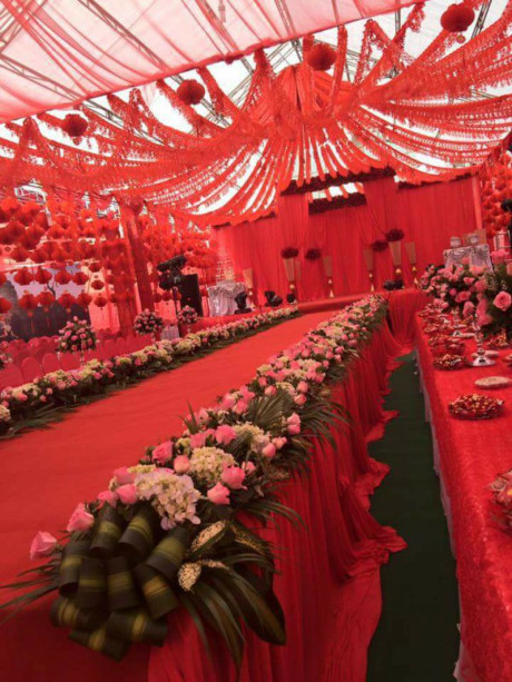 Chia sẻ thêm với PV Báo Người Đưa Tin, một người hàng xóm có mặt tại tiệc cưới cho hay: “Đám cưới được tổ chức ở trước cửa nhà văn hóa Bắc Kạn. Nhìn thấy tiệc hoành tráng là bởi họ giăng đèn, và hoa dùng để trang trí chủ yếu là hoa tươi. Không có chuyện có 2000 mâm cỗ mà chỉ có khoảng gần 200 mâm gộp cả nhà trai và nhà gái”.