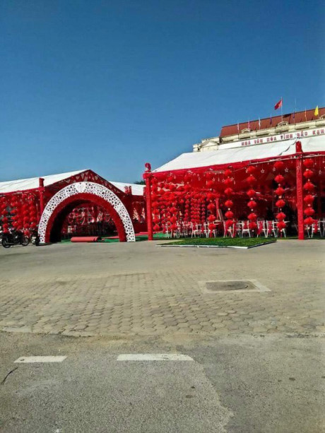 Hình ảnh đám cưới hoành tráng được trang trí theo phong cách "Hồng lâu mộng" được cư dân mạng đăng tải ngày 4/12 với thông tin đám cưới diễn ra trong vòng 5 ngày và có đến 2000 mâm cỗ làm nhiều người bán tín, bán nghi.