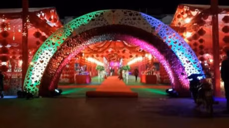 Trước thông tin đám cưới “khủng” có đến 2000 mâm cỗ được tổ chức. Sáng ngày 5/12 PV báo Người Đưa Tin đã liên hệ với quản lý của Trung tâm Tổ chức sự kiện Việt Phượng - Royal Palace.