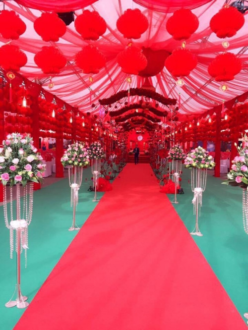 Không ít dân mạng sau khi xem xong những hình ảnh trên đã phải trầm trồ, họ chưa bao giờ thấy đám cưới nào xa hoa như thế. Nhiều người còn thốt lên “hẳn đây là đám cưới giàu nhất Việt Nam và gia đình tổ chức đám cưới phải là một gia đình vô cùng giàu có.