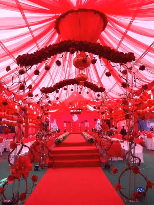  Đám cưới khủng được cho là tổ chức tại Bắc Kạn, với số lượng mâm cỗ được cho là lên đến 2000 mâm khiến dư luận xôn xao. Tuy nhiên, theo xác minh của PV báo Người Đưa Tin sự thật lại khác.