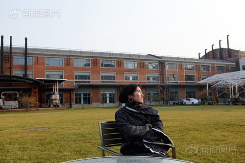 Những khi có áp lực lớn, tôi thường tìm một số cách để thư giãn ví dụ như đi mua đồ gia dụng. những đồ vật tốt đều có tác dụng thư giãn, quần áo hay nghệ thuật cũng vậy. Tôi hi vọng khi tôi sau 40 tuổi sẽ có đủ tích lũy để bắt đầu với niềm đam mê vẽ tranh. Tôi luôn cảm thấy đời người phải có ước mơ mới là trọn vẹn. Tôi hi vọng có thể mở rộng, nâng cấp bản thân, cho phép mình lựa chọn nhiều thứ hơn, sau đó trở về với mong ước thủa xưa, tận hưởng niềm vui của sự sáng tạo.