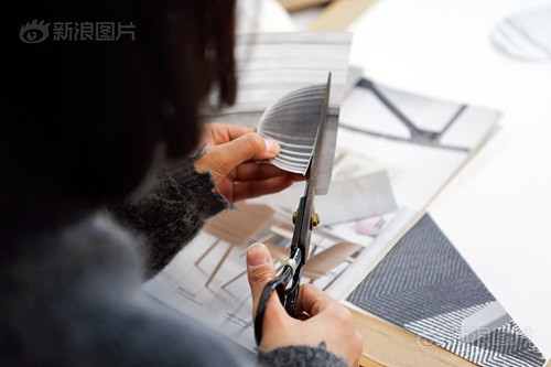 Bên cạnh đó, mẹ tôi rất thích làm đồ thủ công, có thể tôi bị ảnh hưởng từ bà, thích làm và dán tranh, thích làm các mô hình như trên tạp chí, sau đó tập hợp thành những cái mới. Tôi cảm thấy một người có thể cảm nhận và thưởng thức được cái đẹp là do luyện tập, nên hàng ngày tôi luôn luyện tập để tìm thấy cái đẹp trong cuộc sống.