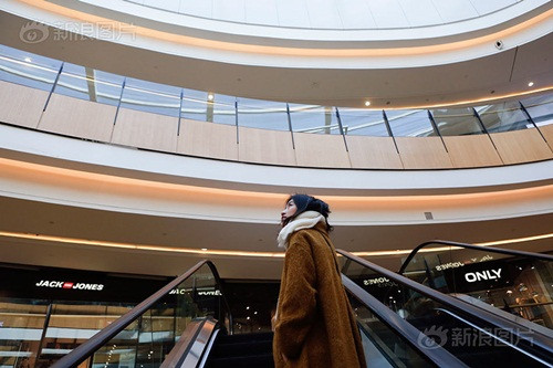 Thực sự, nghề mua hàng thời trang không chỉ là đi khắp các nhãn hiệu và cửa hàng thời trang của các thương hiệu trên thế giới chỉ để mua cho vui, mua cho biết. Bạn cần phải là một thương nhân chính hiệu, cần xem xét một bộ quần áo đẹp đến đâu, rồi sau đó xem thị trường có tiếp nhận hay không. Khi mới tốt nghiệp, tôi chủ ý tới các cửa hàng quần áo ở Thâm Quyến, xin làm tất cả các khâu từ sơ khai nhất cho đến hoàn thiện sản phẩm, tất cả đều làm một lượt. Thời gian này khoảng hơn 2 năm, tôi tích lũy được rất nhiều kinh nghiệm và bắt đầu vào ngành buôn bán thời trang.