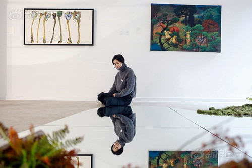 Là một người mua hàng thời trang, thường phải đi qua các cửa hàng xem các mẫu quần áo được yêu thích nhất và tốt nhất, vì cần phải chụp ảnh, nên cũng thường va chạm với các nhân viên cửa hàng. Công việc cũng hay ảnh hưởng đến cảm xúc và cuộc sống của tôi. Bản chất của việc mua hàng là tính toán tỷ lệ bán ra, nếu như quần áo mình mua về mà không bán ra được thì mọi người sẽ rất lo lắng, chính vì vậy tôi luôn phải xem xét, suy nghĩ xem vấn đề ở khâu nào, sau đó tìm giải pháp để can thiệp kịp thời.