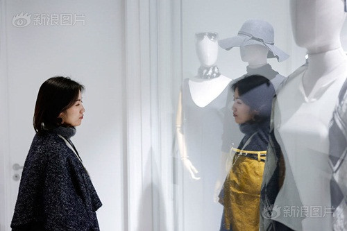 Tôi trước giờ rất thích hội họa, nhưng vì gia đình cảm thấy con gái không thể có được chỗ đứng trong xã hội nhờ vẽ tranh nên tôi mới thi ngành thiết kế thời trang. Hiện tại, khi đã khá chắc chân trong nghề mua thời trang, tôi thường đi xem triển lãm tranh, việc này giúp tôi bồi dưỡng thẩm mỹ và khả năng thưởng thức.