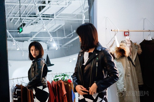 Khi rảnh rỗi, tôi thường đọc sách. Khi làm việc tôi rất chú tâm, khi nghỉ ngơi, tôi cũng không ngừng học tập. Công việc đối với tôi mà nói là một quá trình phát tán năng lượng, nghề này đòi hỏi tôi không ngừng thu thập năng lượng, trau dồi bản thân.