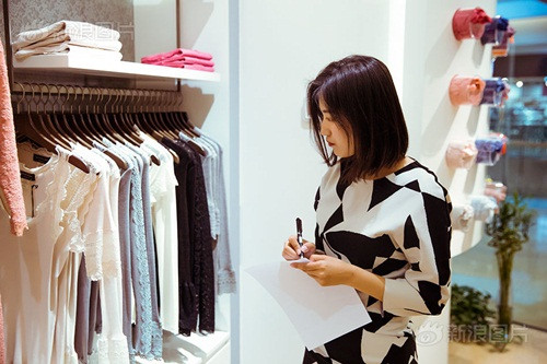 Ngoài việc ra nước ngoài để mua hàng, tôi cũng thường ký hợp đồng với các nhãn hiệu trong nước. Để trở thành một người mua hàng giỏi cần phải tư duy hợp lý trong từng khâu: chọn hàng, đặt hàng, phân phối, bán hàng, trưng bày, marketing, quản lý thương hiệu.