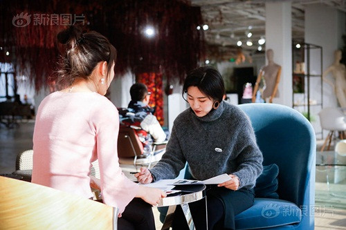 Hiện tại, tôi đã có kinh nghiệm 3 năm trong ngành này, nhưng từ khi bắt đầu sự nghiệp, tôi đã cho rằng công việc này là truyền đạt thái độ sống thông qua quần áo. Ví dụ như tôi làm việc cho một nhãn hiệu Bắc Âu, thông điệp đằng sau nó truyền đạt là: tinh tế, khỏe mạnh, yêu cuộc sống và tinh thần mạo hiểm, tất cả nằm trong phẩm chất của một người trí tuệ và bình tĩnh, sản phẩm phù hợp với phụ nữ hiện đại ở thành thị.