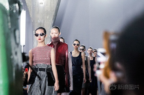 Nghề mua hàng hay nghề thu mua - Procurement/ Purchasing bao gồm các hoạt động thu thập hoặc mua hàng hóa và dịch vụ. Quá trình này bao gồm cả việc chuẩn bị và xem xét nhu cầu cũng như việc tiếp nhận và thanh toán. Nó thường liên quan đến việc lập kế hoạch mua, xác định các tiêu chuẩn, nghiên cứu và lựa chọn nhà cung cấp, phân tích giá trị, phân tích tài chính, đàm phán giá cả, mua hàng, quản lý hợp đồng cung cấp, kiểm soát hàng tồn kho, thanh toán và các chức năng khác có liên quan. Nhiều thách thức, nhiều áp lực nhưng thu nhập và trải nghiệm rất đáng để bạn bỏ công sức ra.