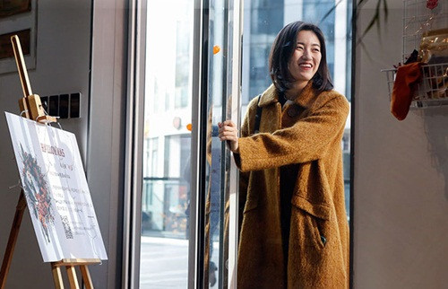 Hầu hết các cô gái đều thích mua sắm và có thể lựa chọn đồ đạc cả ngày mà không biết chán, tuy nhiên lại chẳng mấy người có đủ điều kiện phục vụ cho sở thích của mình. Vậy thì tại sao họ không lựa chọn một công việc phù hợp với sở trường? Ví dụ như nghề "mua hàng thời trang" hiện đang ngày càng thịnh hành ở Trung Quốc. Tên tôi là Đinh Nghệ Âu, là một người mua hàng thời trang chính hiệu. Nghe có vẻ kỳ lạ nhưng thực sự có một nghề gọi là nghề mua hàng, trong đó "mua hàng thời trang" là một trong những nghề rất thu hút. Mới nghe thì nhiều người nghĩ rằng nghề này rất dễ dàng nhưng thực ra không phải vậy.