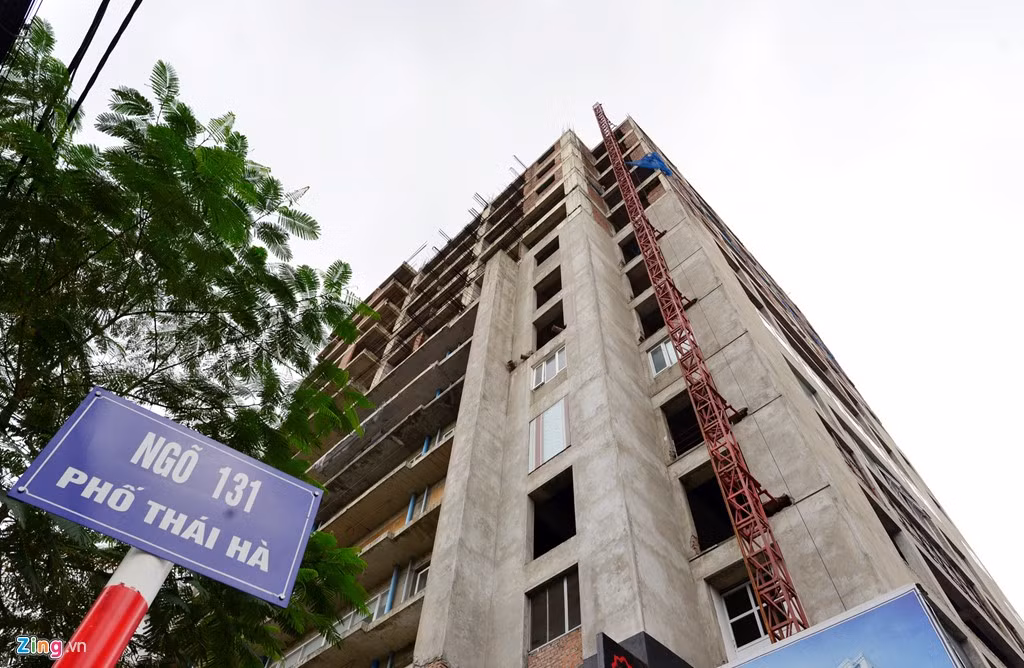 Theo Sở Xây dựng Hà Nội, nguyên nhân của việc chậm tiến độ đến từ chủ đầu tư, như chưa hoàn thiện hồ sơ pháp lý, nguồn vốn và năng lực tài chính yếu kém.