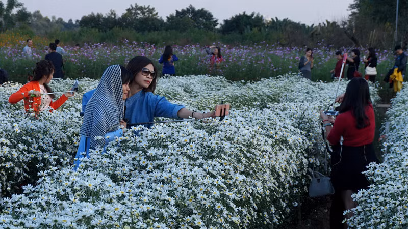 Những chiếc gậy được xoay tứ phía để ghi bằng được khoảnh khắc ưng ý.