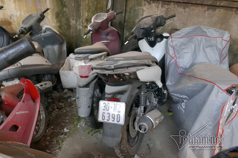 Nhiều chủ xe quay lại bãi giữ xe để lấy đồ cá nhân trong cốp nhưng không đủ giấy tờ chứng minh chủ sở hữu phương tiện.