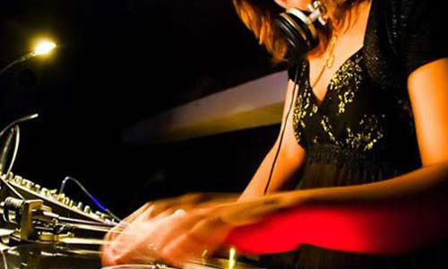 Giay phut nu DJ bi dai gia bo thuoc me vao ly ruou