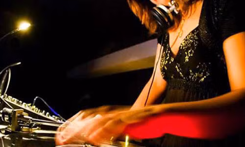 Giay phut nu DJ bi dai gia bo thuoc me vao ly ruou