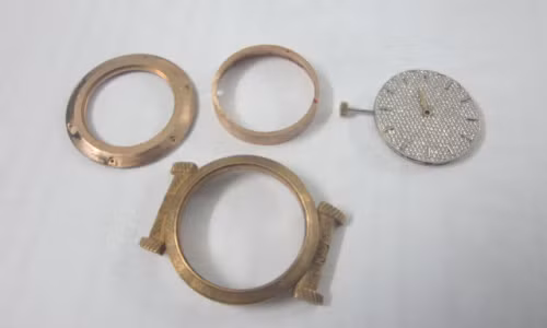 Một chiếc đồng hồ cổ đang được "độ" lại theo phong cách thời thượng.