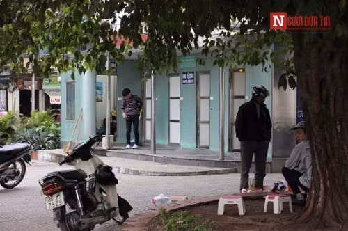 Nhà vệ sinh gần đó nhưng chẳng có mấy ai sử dụng vì mất tiền.