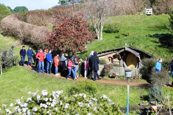 Điểm thu hút chính của làng chính là ngôi nhà Bag End của Bilbo Baggins - nhân vật người lùn trong loạt phim Chúa nhẫn.