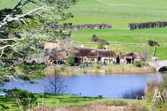 Càng đi vào sâu, du khách như lạc vào xứ thần tiên, với những ngôi nhà nhỏ chen trong khung cảnh thiên nhiên tuyệt đẹp.