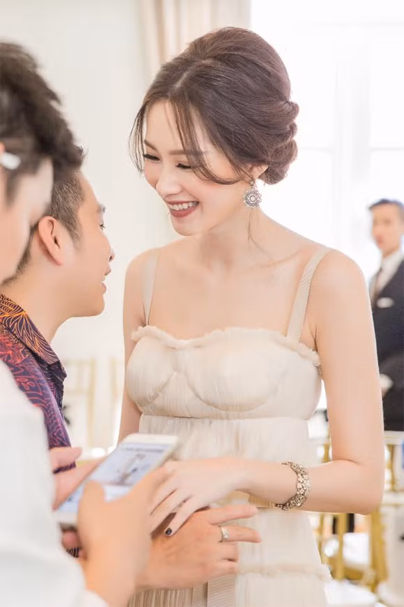 Một số người hâm mộ đã bình luận: "Chiếc đầm phần ngực không được đẹp, hơi bị thô, làm không toát hết được vẻ đẹp"; "Người ngực đầy đặn sẽ mặc đẹp hơn"...