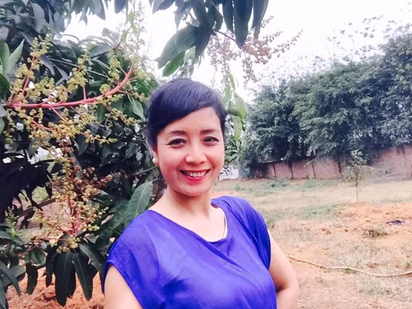 Đàn gà cả nghìn con của hàng xóm thường "phi bờ rào" sang vườn nhà Chiều Xuân "ăn sâu, nhổ trụi cỏ dưới gốc cây".