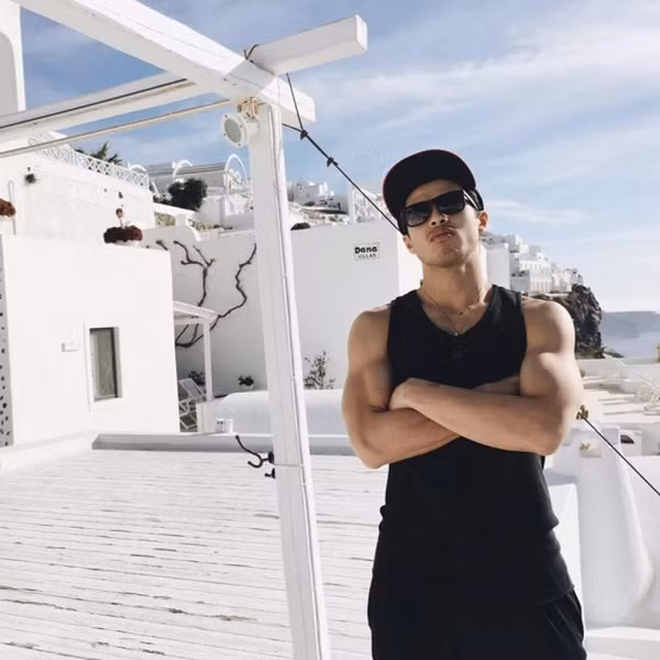 Qua những hình ảnh bất ngờ bị tiết lộ cho thấy, em trai hot boy của Jennifer Phạm sở hữu nhiều nét đẹp giống chị gái.